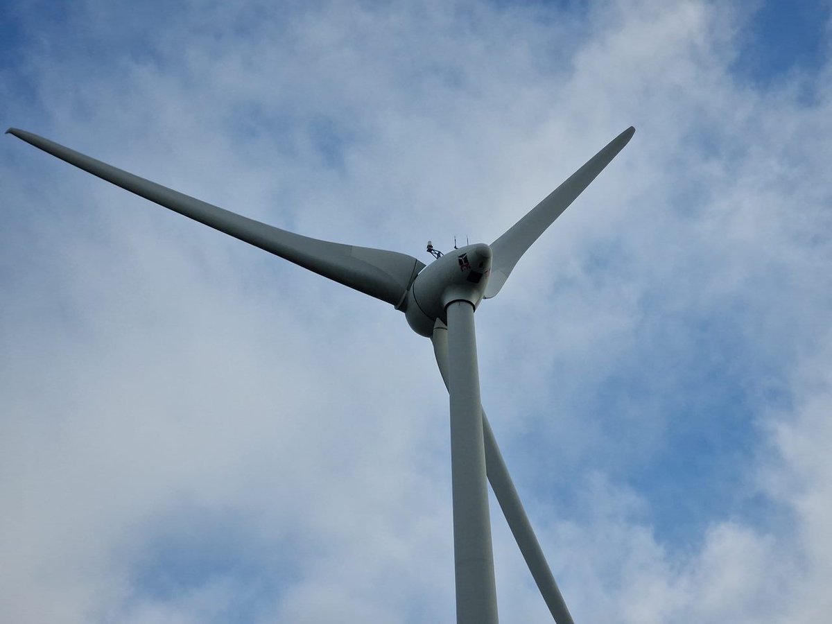 Une éolienne à machine synchrone, sans multiplicateur : le générateur annulaire est logé dans la nacelle, derrière le moyeu.