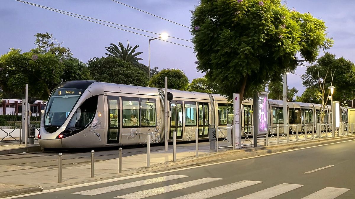 Rame de tramway à Rabat : la motrice porte des machines asynchrones commandées par des onduleurs.