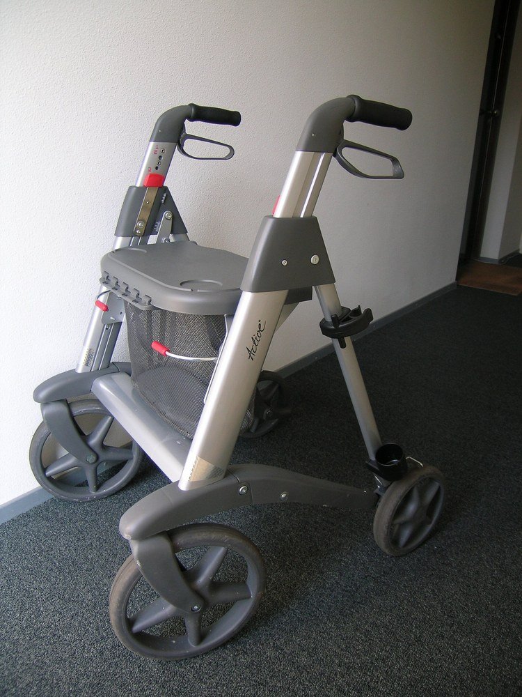 Un déambulateur à roues : cadre, poignées, siège et quatre roues. Celui de l'exercice est robotisé : un bras mû par un vérin aide la personne à se lever.